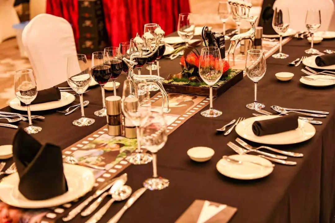 西式婚宴餐桌布置讲究小技巧更显普洱晚会策划大气